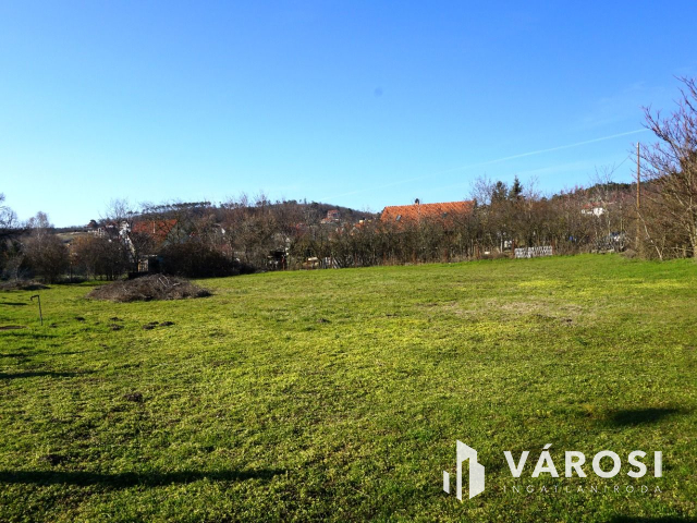 Lakóövezeti telek Vonyarcvashegy fő utcáján!
