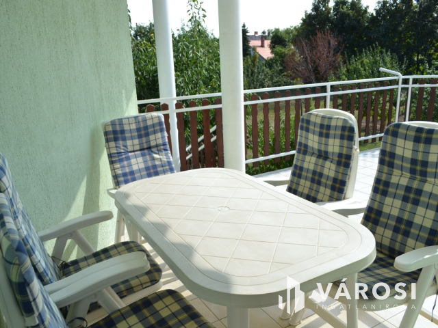 Csopakon, patakparti nívós ingatlan eladó!