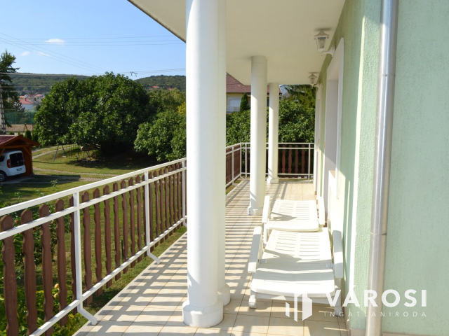 Csopakon, patakparti nívós ingatlan eladó!