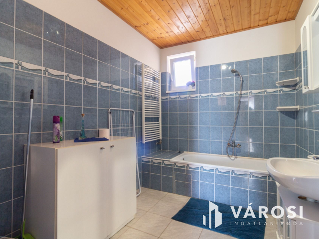 Eladó 6 lakásos családi ház Siófokon