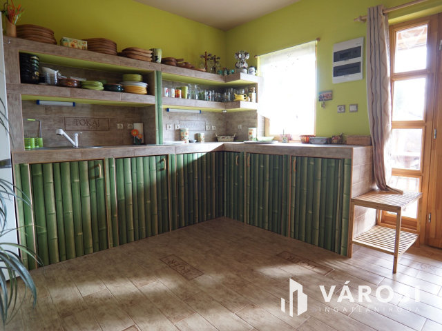 Balatonkeresztúron igényes nyaraló, 5 percre a strandtól!