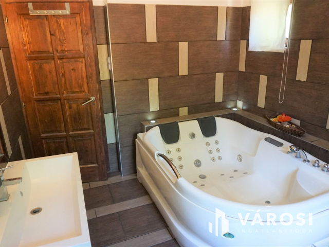 Normafa árnyékában hatalmas telekkel!