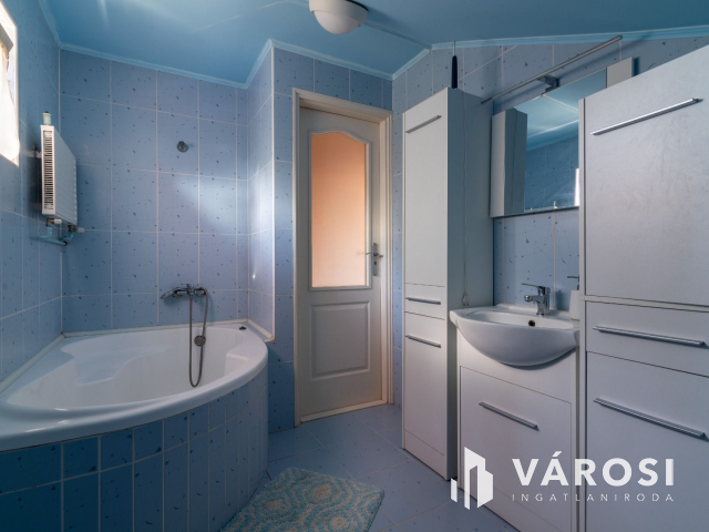 Két szintes családi ház étteremmel, lakás beszámítással