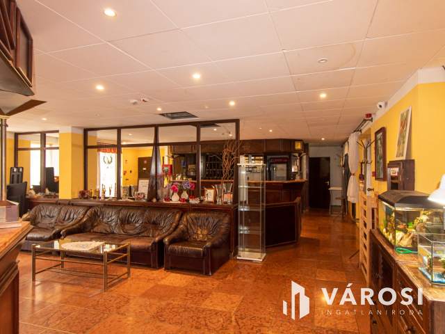 Komárom központi részén Hotel eladó