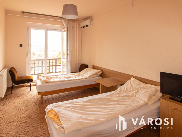 Komárom központi részén Hotel eladó