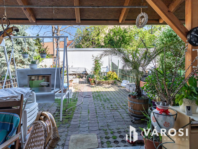 Belvárosi lakás saját kertrésszel