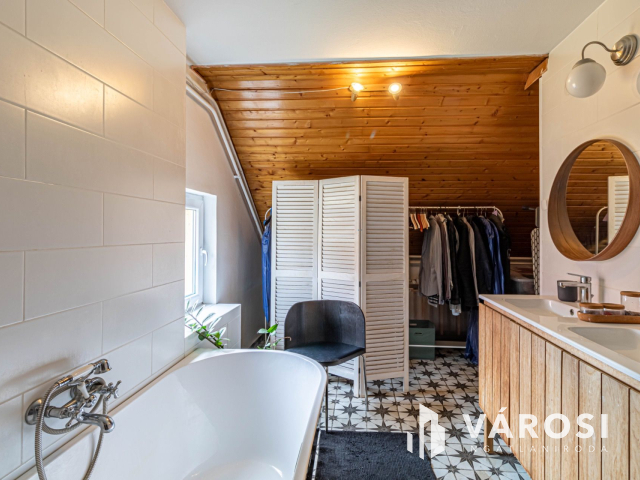 Tágas terekkel rendelkező Baktói családi ház