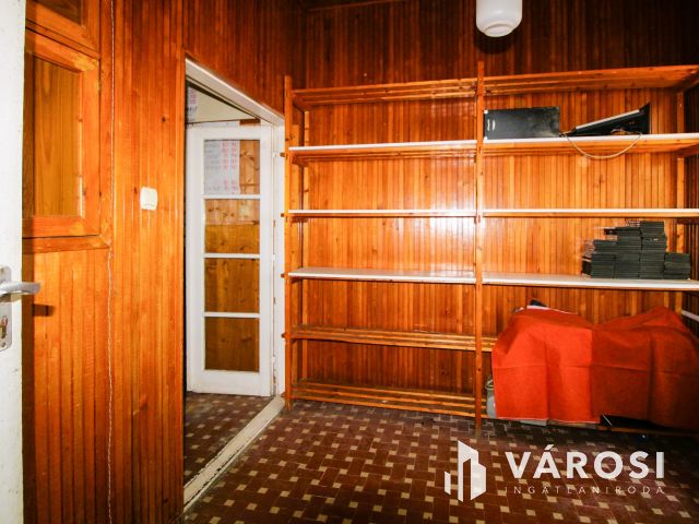 130 nm-es tégla ház több melléképülettel