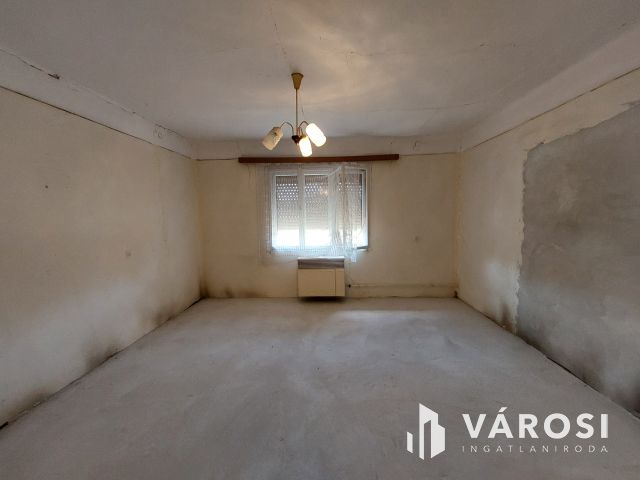 Otthonteremtés céljára, stabil, tégla falazatú kertes ház