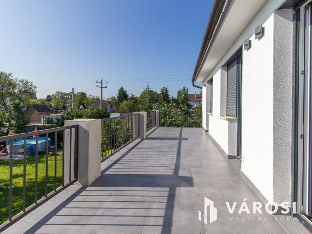 Tágas terek, nagy kerttel, jó helyen
