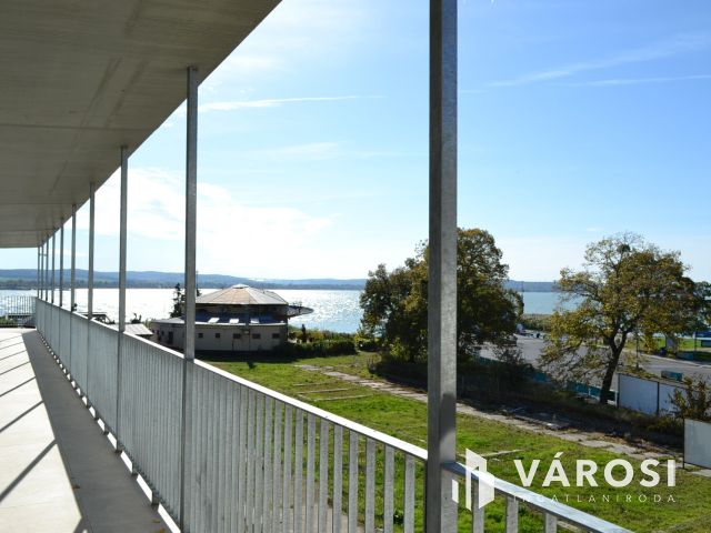 Tihanyi lakás "csak 50 m -re a Balatonparttól? "