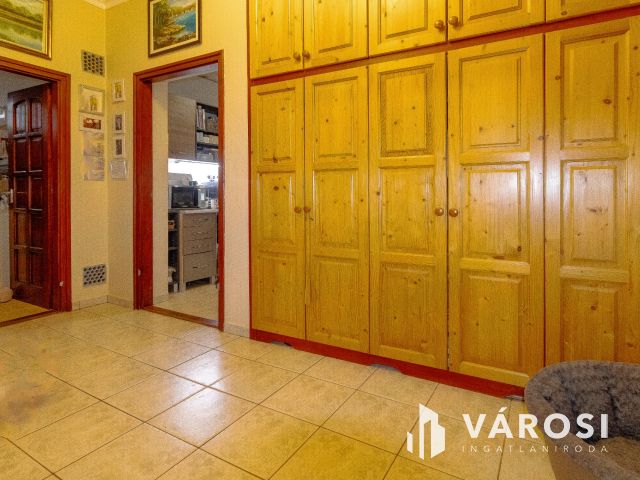 Masszív, kényelmes családi ház Gyulavári központjában