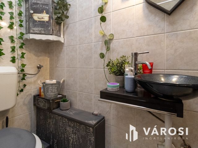 Masszív, kényelmes családi ház Gyulavári központjában