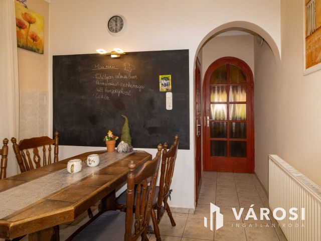 Masszív, kényelmes családi ház Gyulavári központjában