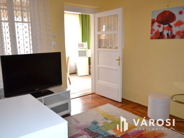 A vízparttól 500 m-re családiház eladó Kenesén!