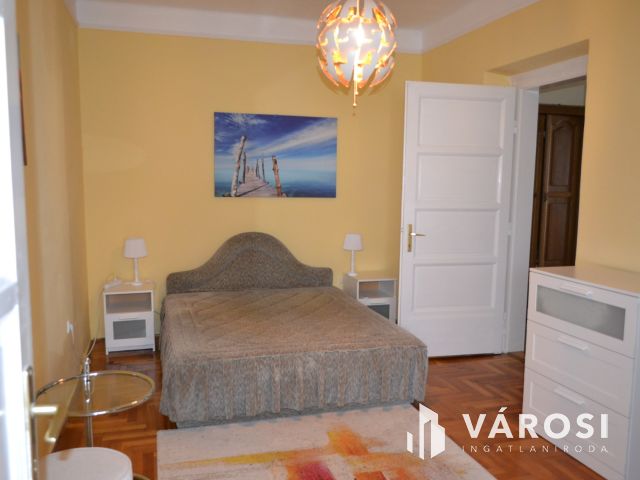 A vízparttól 500 m-re családiház eladó Kenesén!