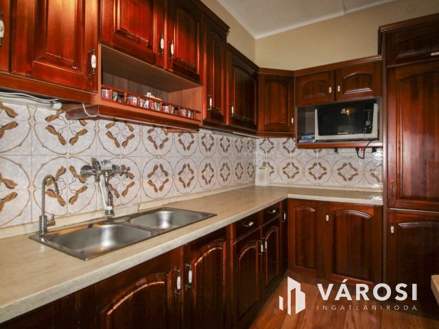 Két szint, tágas élettér és privát medence