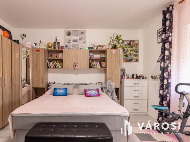 Fiatalos, teljesen felújított családi ház Tokodon