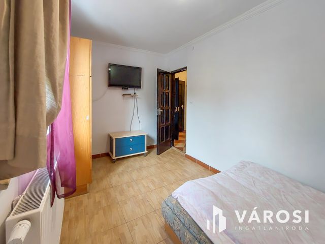 Eladó sok szobás családiház Velencén