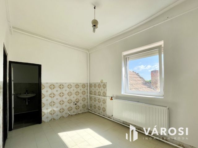 Eladó családi ház Enyingen – nagy telek, sok lehetőség!