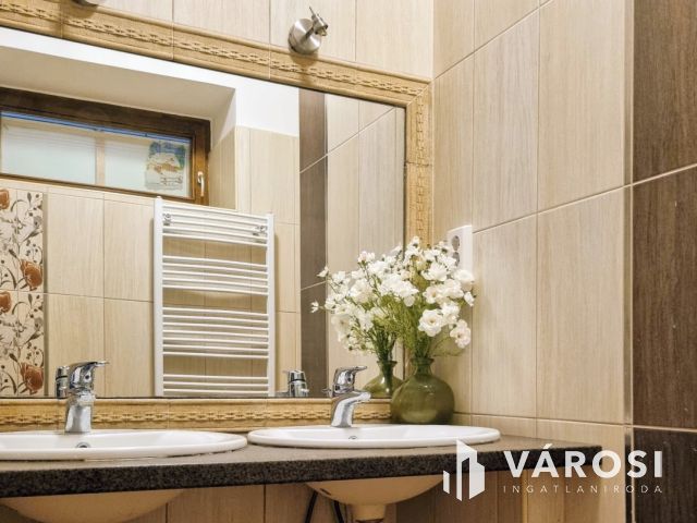 Több generációs ház a városközpontban!