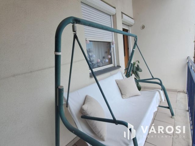 Debrecen belvárosi garázsos tégla lakás eladó