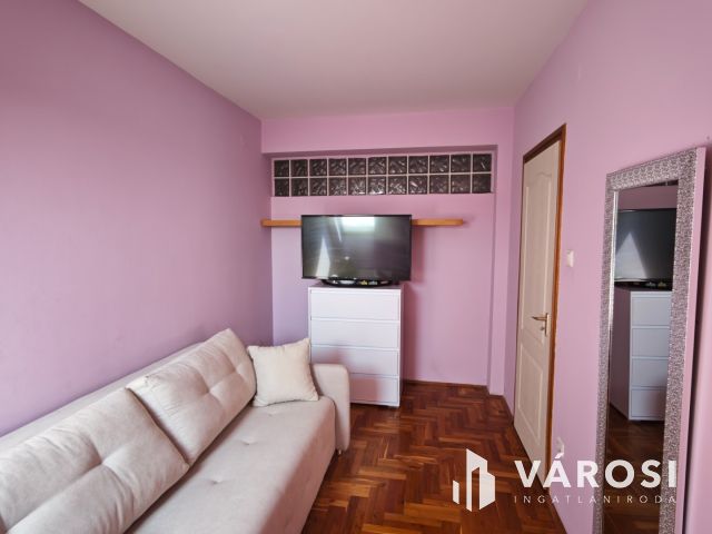 Debrecen belvárosi garázsos tégla lakás eladó