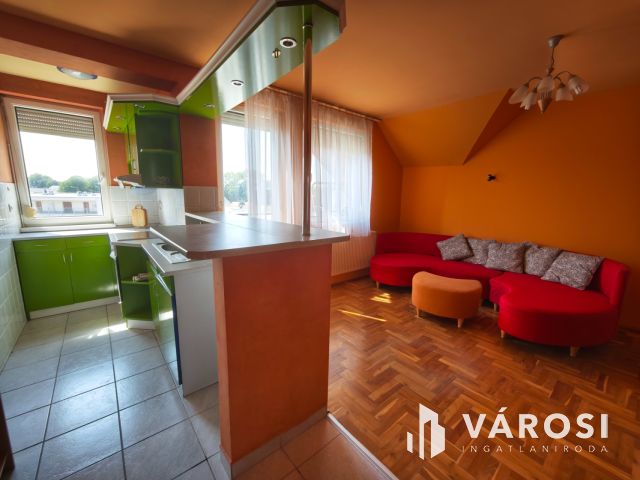 Debrecen belvárosi garázsos tégla lakás eladó