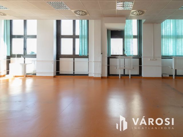 132 m2-es üzlet/bemutatóterem Csepel HÉV-állomástól 2 percre