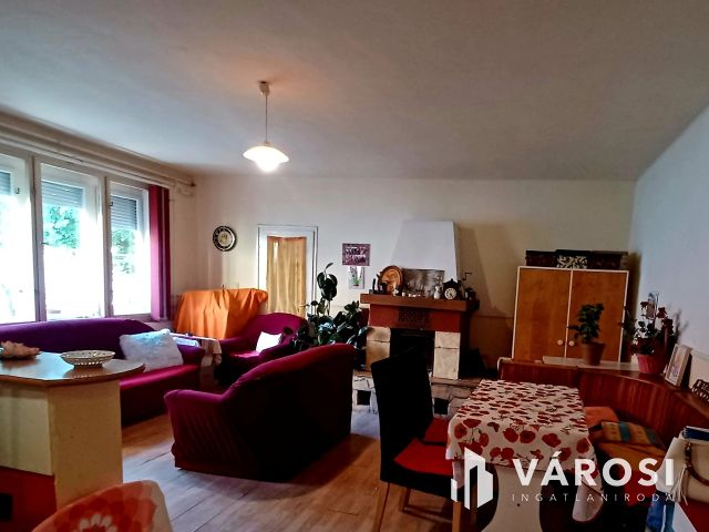 Családi ház gazdálkodásra alkalmas területtel