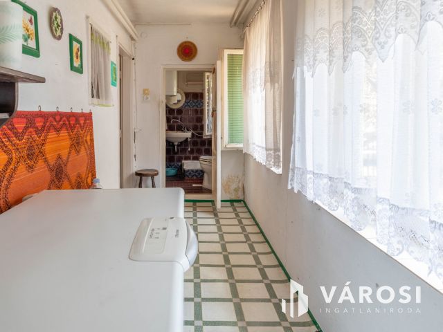 Kis családi ház Újváriban