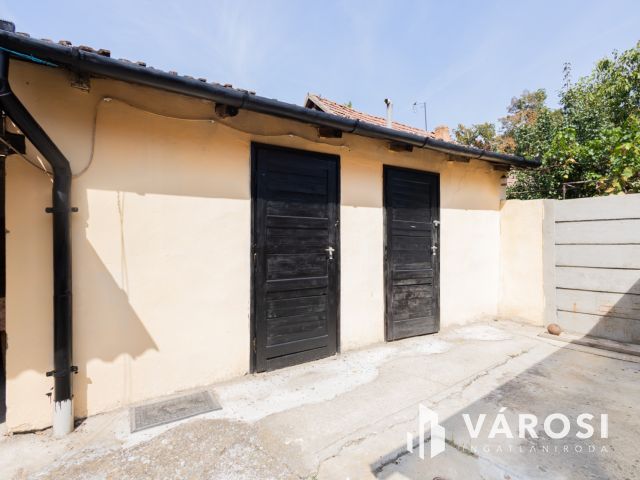 Napfényes, földszinti lakás Gyula központjában