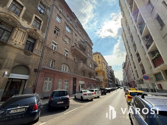 Galériás okosotthon eladó a Visegrádi utca elején!