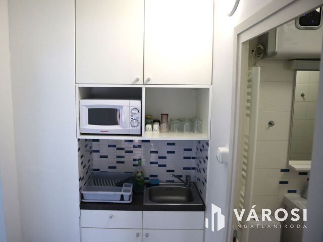 Panorámás felújított lakás az Aranyparton