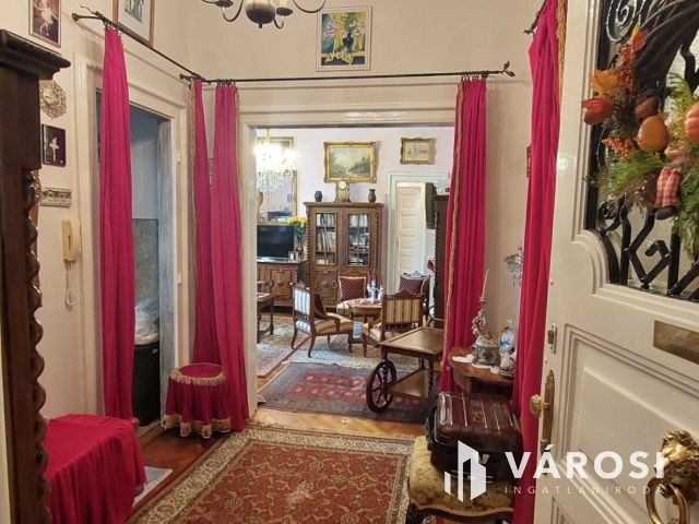 Hatvan utcai különleges hangúlatú polgári lakás