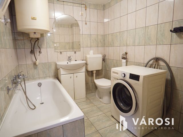 Lakható zárt kert, Látóhegyen