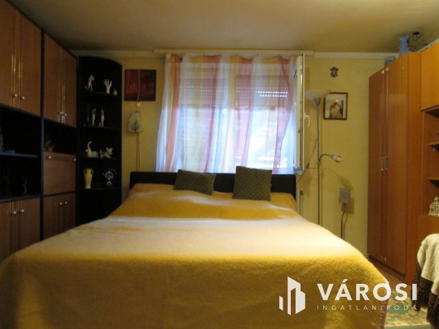 Teljesen felújított családi ház csendes utcában