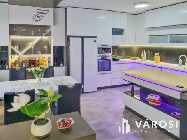 Modern stílusú ikerház, egyedi bútorokkal a belvárosban