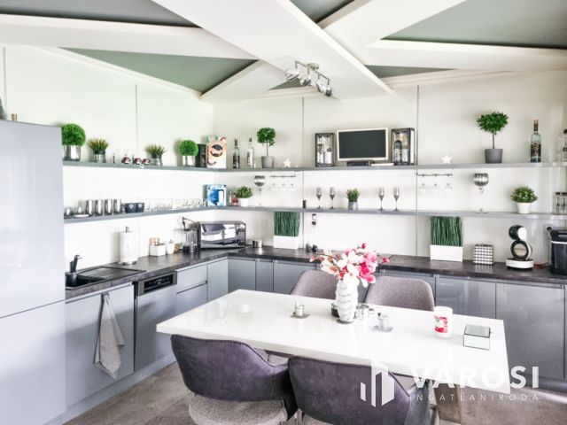 Modern stílusú ikerház, egyedi bútorokkal a belvárosban