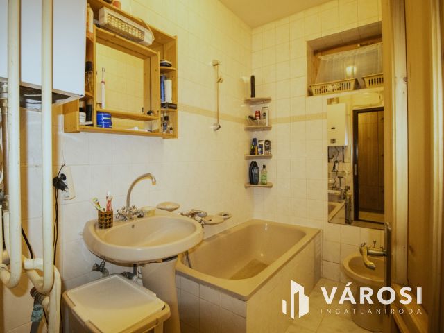 Napelemes, 2 szintes családi ház, haszonélvezettel Gyulán