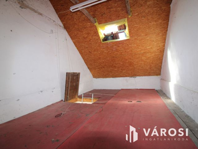 Szerelőaknás, padlásteres garázs Gyulán, a Törökzugban.