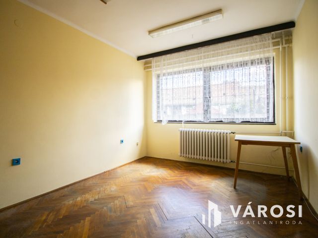 Kétszintes, 600 nm-es irodaház Orosháza központjában