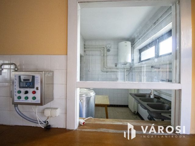 Kétszintes, 600 nm-es irodaház Orosháza központjában