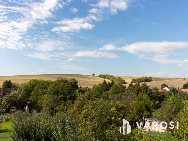 Panorámás telek Úny szívében