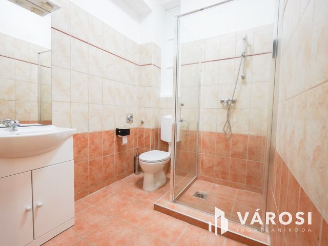 Remek elhelyezkedéssel a Váralja utcában!