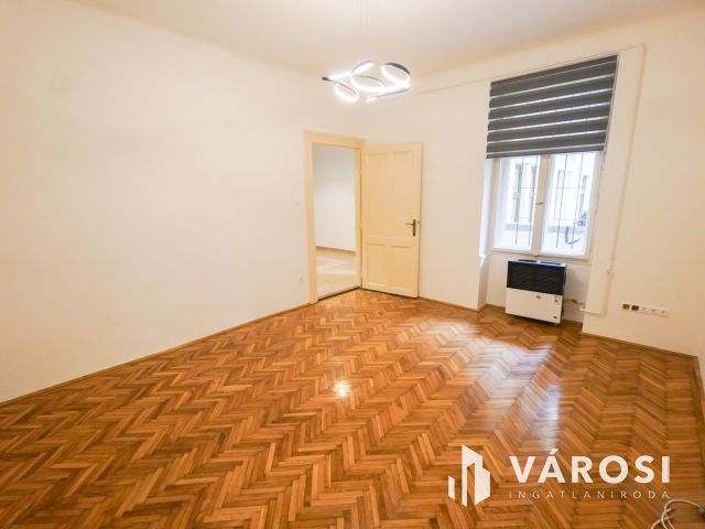 Remek elhelyezkedéssel a Váralja utcában!