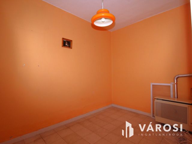 Kis lakás kis kerttel