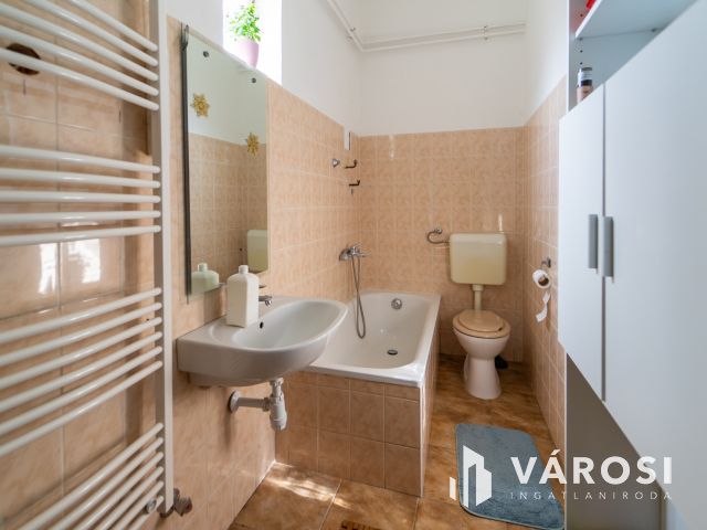 Vámospércs jó részén 5 szoba nappalis családi ház eladó!