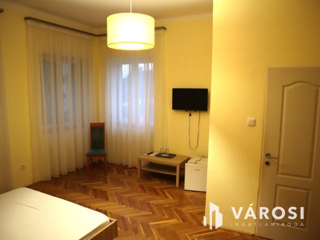 10 lakóegységes üdülőház Siófok Ezüstpartján eladó