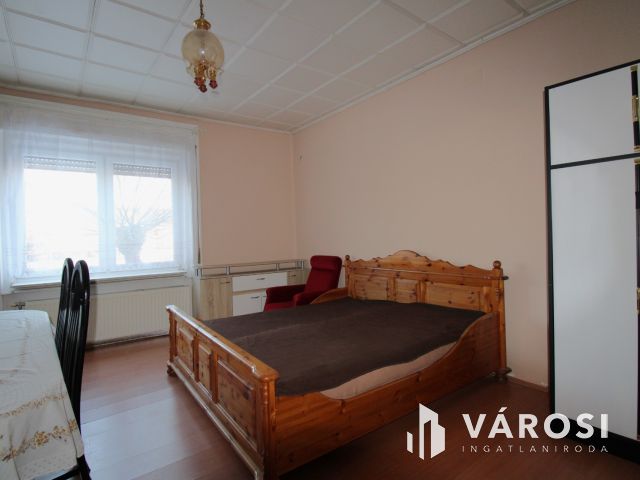 Vállalkozásra alkalmas családi ház Enyingen